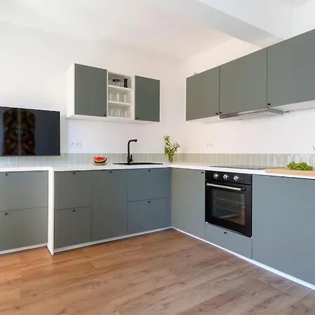 L2 2p Moliere Balcons/ac/wifi/5mins Tram & 10mins Apartment